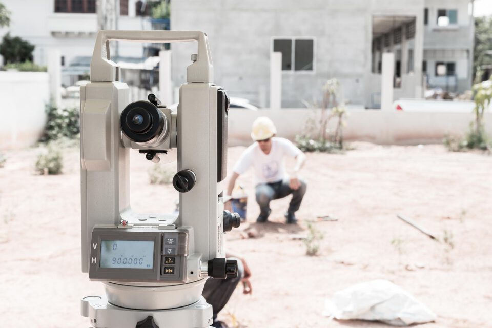 avanceret kamera måler en have op med en tilsynsførende i baggrunden