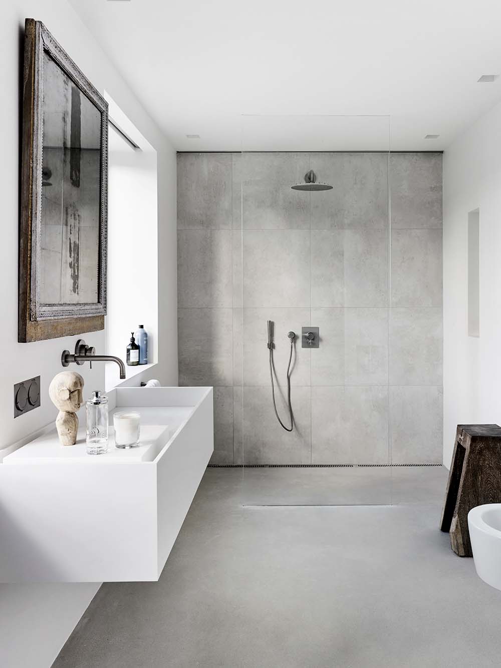 Et badeværelse med cement fliser