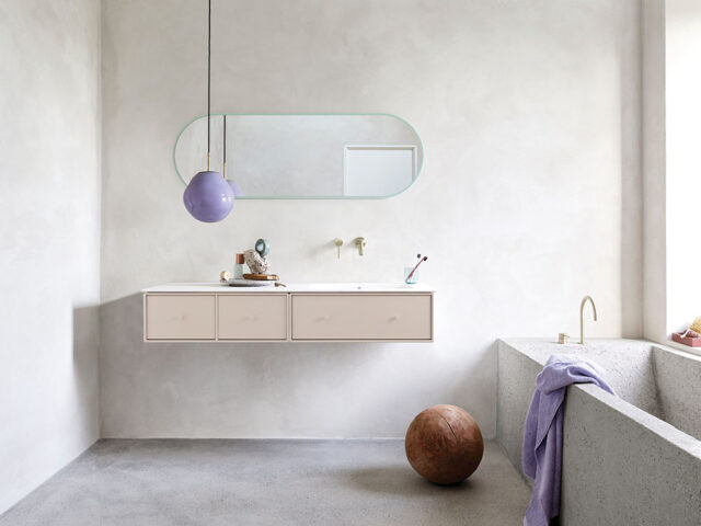 Luksus badeværelse i nordisk stil med badekar, et liggende oval spejl og en lilla lampe