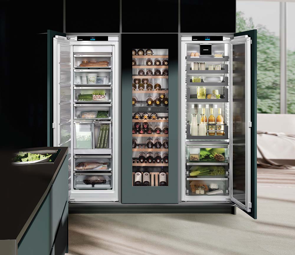Et stort smart køleskab som hjælper med at forlænge madens levetid