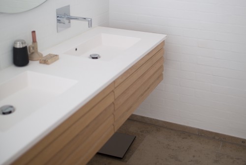 her er der fundet inspiration til badeværelse i minimalisme