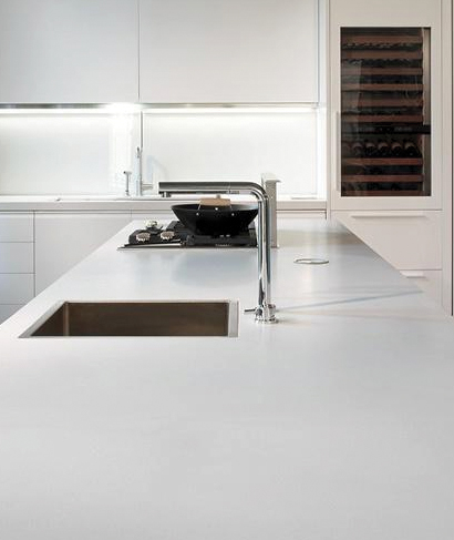 en hvid komposit bordplade i et køkken