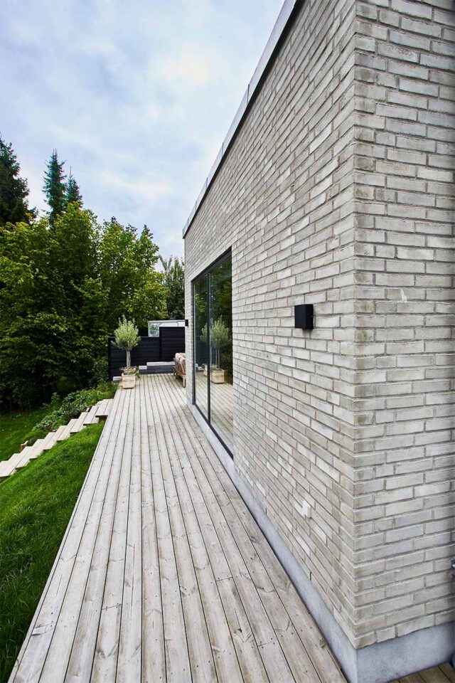 Et nybygget hus med mursten som facadebeklædning