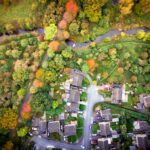 drone billede af boligområde med fin natur