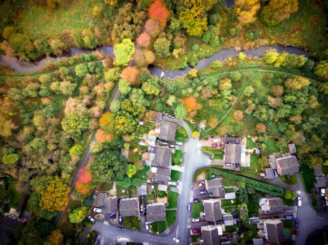drone billede af boligområde med fin natur