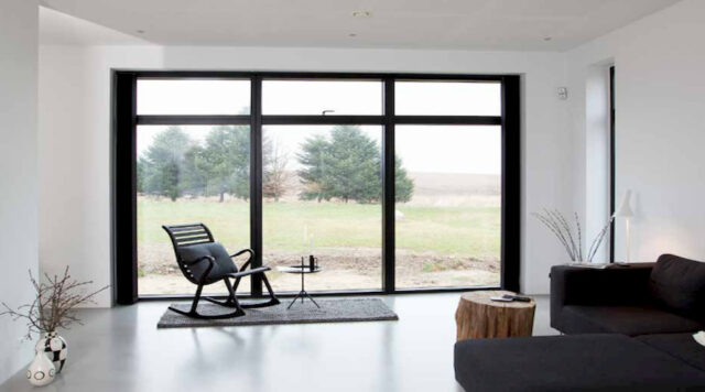 En stue hvor man vælger de rigtige vinduer, der giver godt lys i boligen.