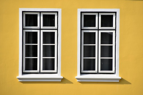 gul facade med dannebrogs vinduer