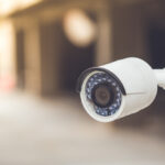 videokamera der en af mange alarmsystemer der øger sikkerheden i hjemmet
