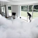 tyv står i døråbningen efter tågekanon er udløst der er med til at sikre dit hjem mod indbrud