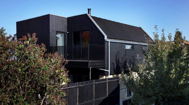 Et hus der fanger solenergien ved at have solceller på taget