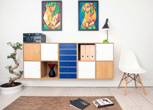 møbler der er et mix af nye og gamle er blandt de tips til boligindretning der gør den personlig