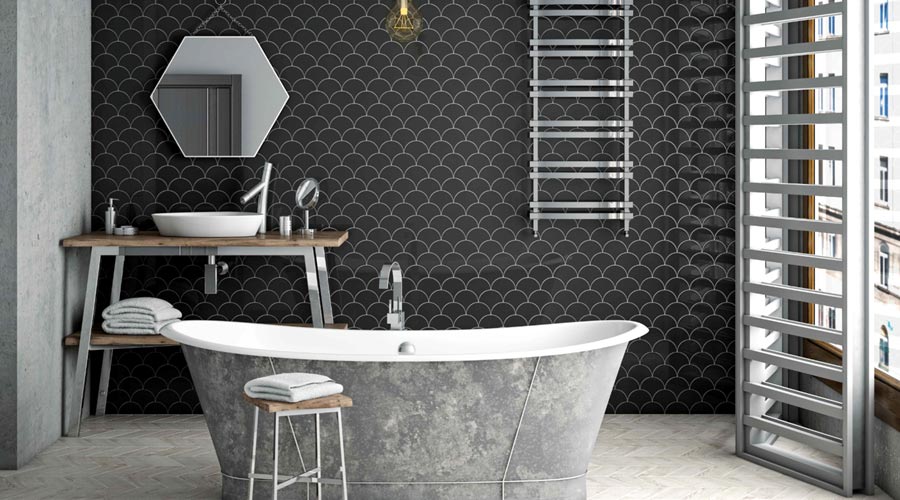 Et badeværelse som er udsmykket med mosaik