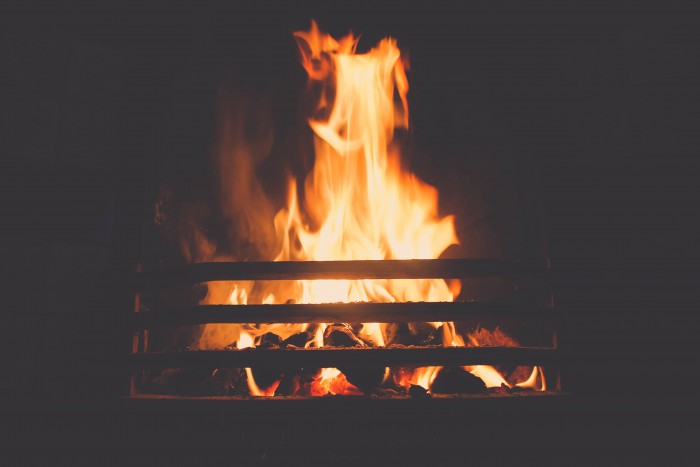flammer i en brændeovn der kan minimere din varmeregning